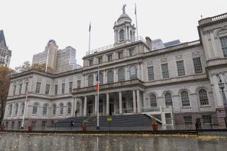 Fotografía de la fachada del edificio de la Alcaldía de Nueva York, este jueves en Nueva York (EE.UU). EFE/Ángel Colmenares