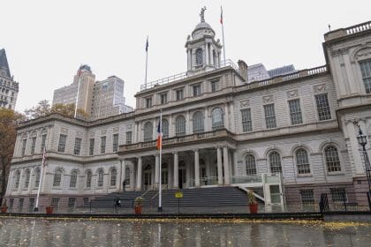 Fotografía de la fachada del edificio de la Alcaldía de Nueva York, este jueves en Nueva York (EE.UU). EFE/Ángel Colmenares