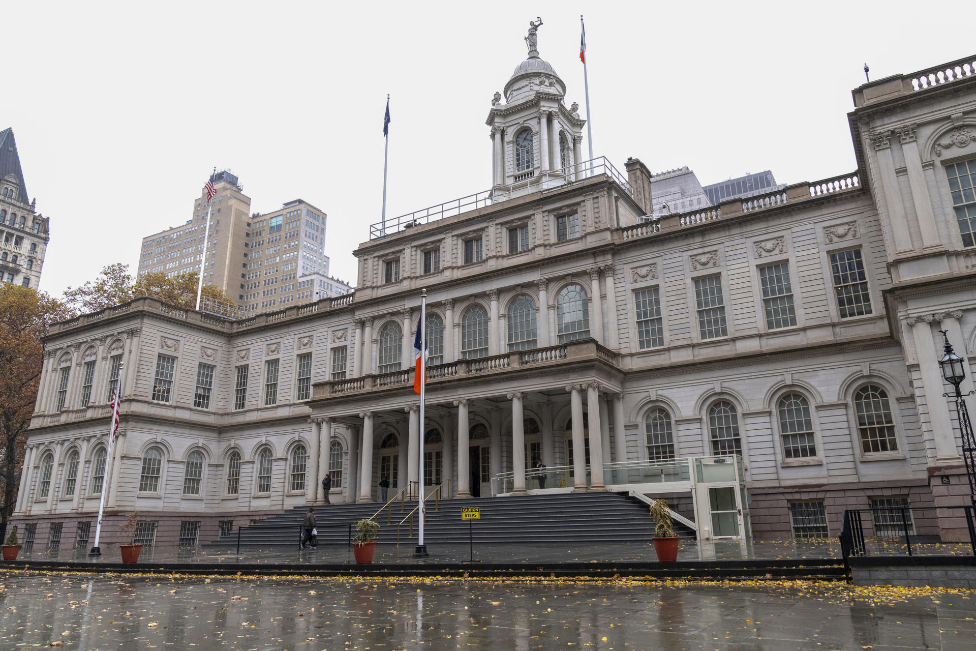 Fotografía de la fachada del edificio de la Alcaldía de Nueva York, este jueves en Nueva York (EE.UU). EFE/Ángel Colmenares