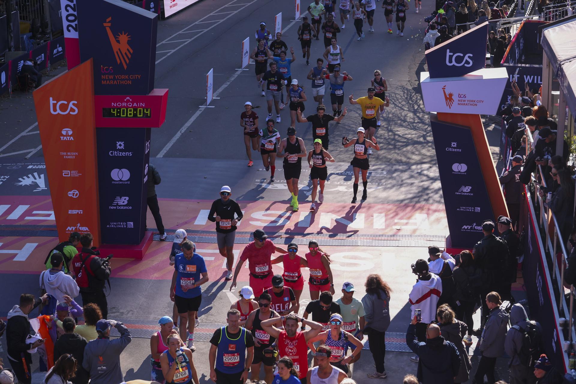 Corredores cruzan la linea final del Maratón de Nueva York. EFE/SARAH YENESEL