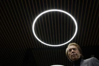 Raphael, que presenta un nuevo disco, “Ayer...Aún”, un recopilatorio de grandes canciones francesas de los años 60 y 70 del siglo pasado, durante una entrevista este viernes con EFE. El disco, que reconoce que “ha sido un gran honor” grabar, es un homenaje a la "chason" francesa y a los intérpretes de la música que escuchaba en sus inicios, cuando no era más que “españolito de a pie que se presentaba en la radio y cantaba estas canciones francesas y también españolas de Quintero, León y Quiroga”. EFE/Javier Lizón