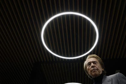 Raphael, que presenta un nuevo disco, “Ayer...Aún”, un recopilatorio de grandes canciones francesas de los años 60 y 70 del siglo pasado, durante una entrevista este viernes con EFE. El disco, que reconoce que “ha sido un gran honor” grabar, es un homenaje a la "chason" francesa y a los intérpretes de la música que escuchaba en sus inicios, cuando no era más que “españolito de a pie que se presentaba en la radio y cantaba estas canciones francesas y también españolas de Quintero, León y Quiroga”. EFE/Javier Lizón