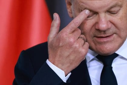 El canciller alemán Olaf Scholz gesticula durante una conferencia de prensa. EFE/EPA/HANNIBAL HANSCHKE