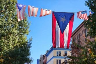 Fotografía de una bandera de Puerto Rico colgada este martes en El Barrio, en Nueva York (Estados Unidos). EFE/ Ruth E. Hernández Beltrán