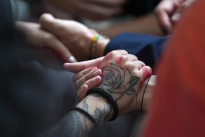 Detalle de las manos de indígenas de Brasil durante una protesta en la Zona Azul de la COP16, el pasado miércoles en Cali (Colombia). EFE/Ernesto Guzmán