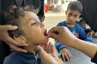 Foto archivo .Vacunación contra la polio en Gaza. EFE/ Str