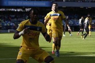 Ademola Lookman, delantero del Atalanta, celebra uno de los goles anotados contra el Nápoles. EFE/EPA/CIRO FUSCO