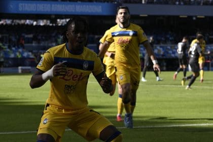 Ademola Lookman, delantero del Atalanta, celebra uno de los goles anotados contra el Nápoles. EFE/EPA/CIRO FUSCO