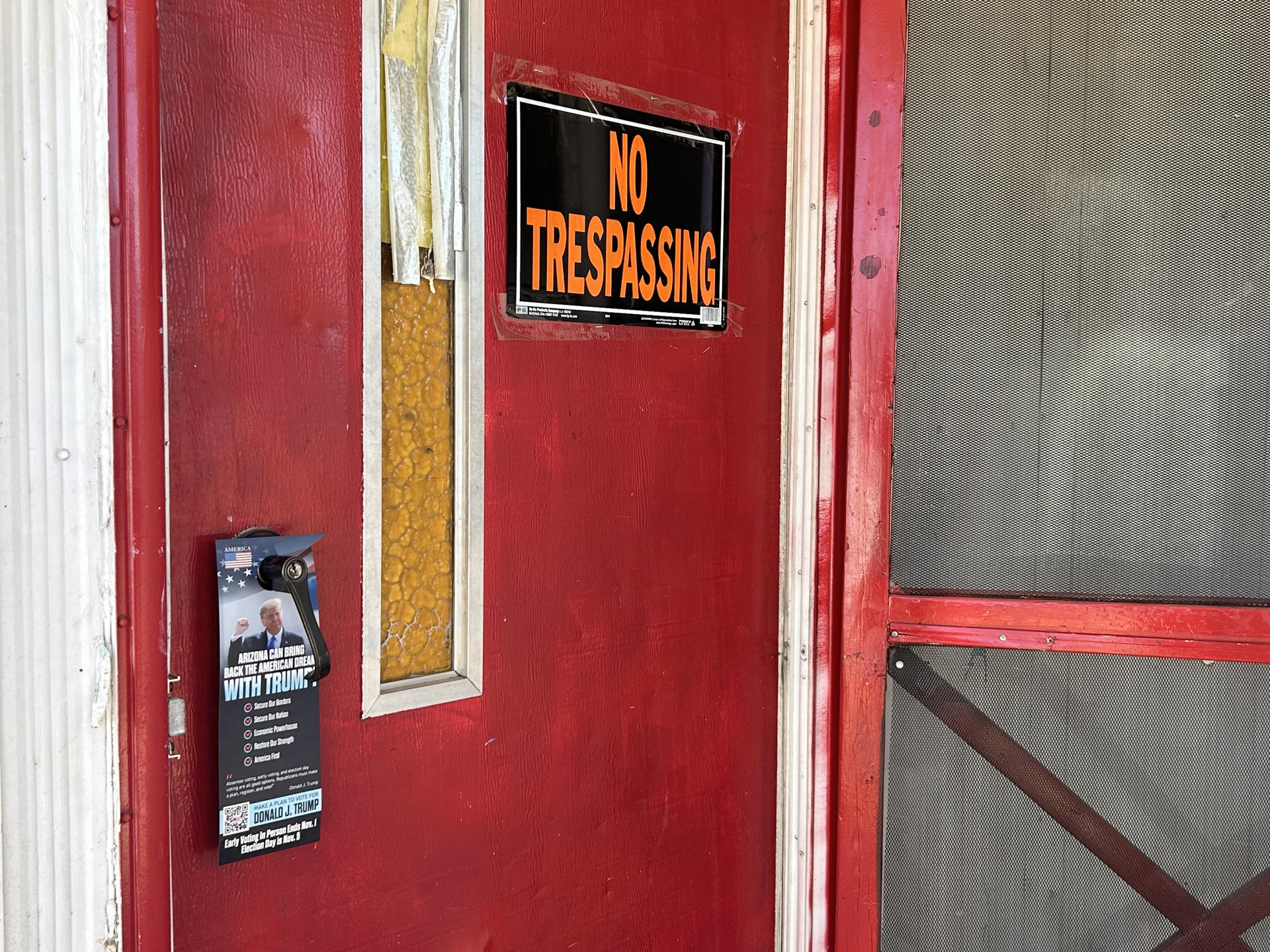 Fotografía de un volante del expresidente y candidato republicano estadounidense, Donald Trum, colgado en una puerta, durante una jornada de campaña puerta a puerta, este lunes, en la ciudad de Mesa, Arizona (Estados Unidos). EFE/ Mikaela Viqueira