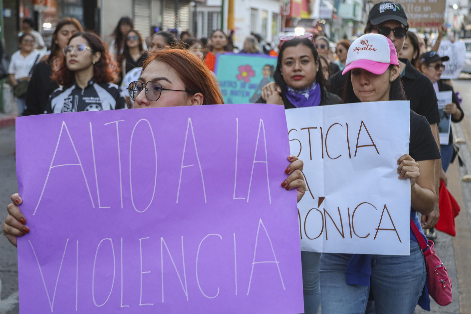 Mujeres participan en una manifestación este lunes, por el aumento de feminicidios en el estado de Chiapas (México). EFE/ Carlos López