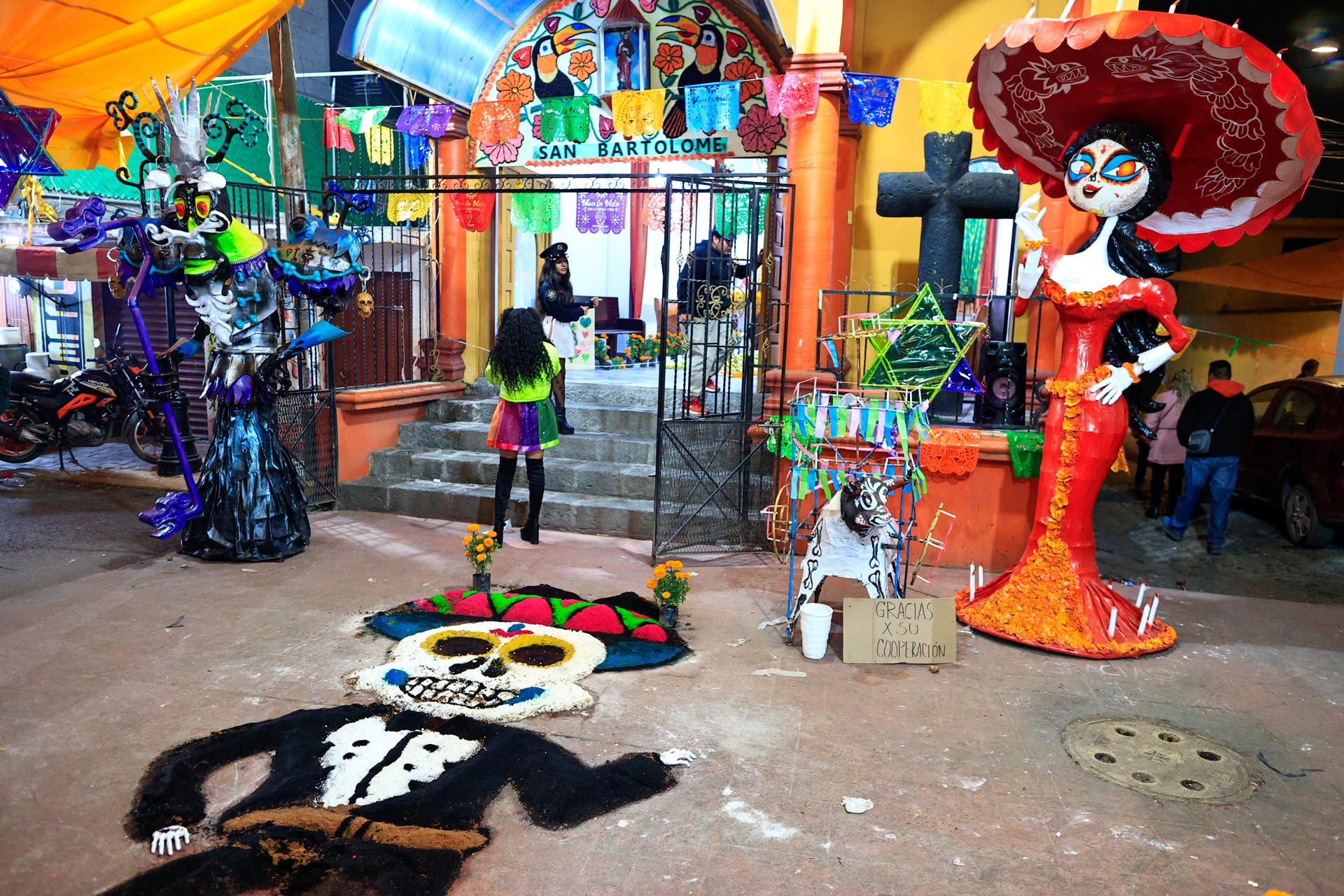 Fotografía de figuras decorativas por el Día de Muertos este sábado, en Ciudad de México (México). EFE/ David Guzmán