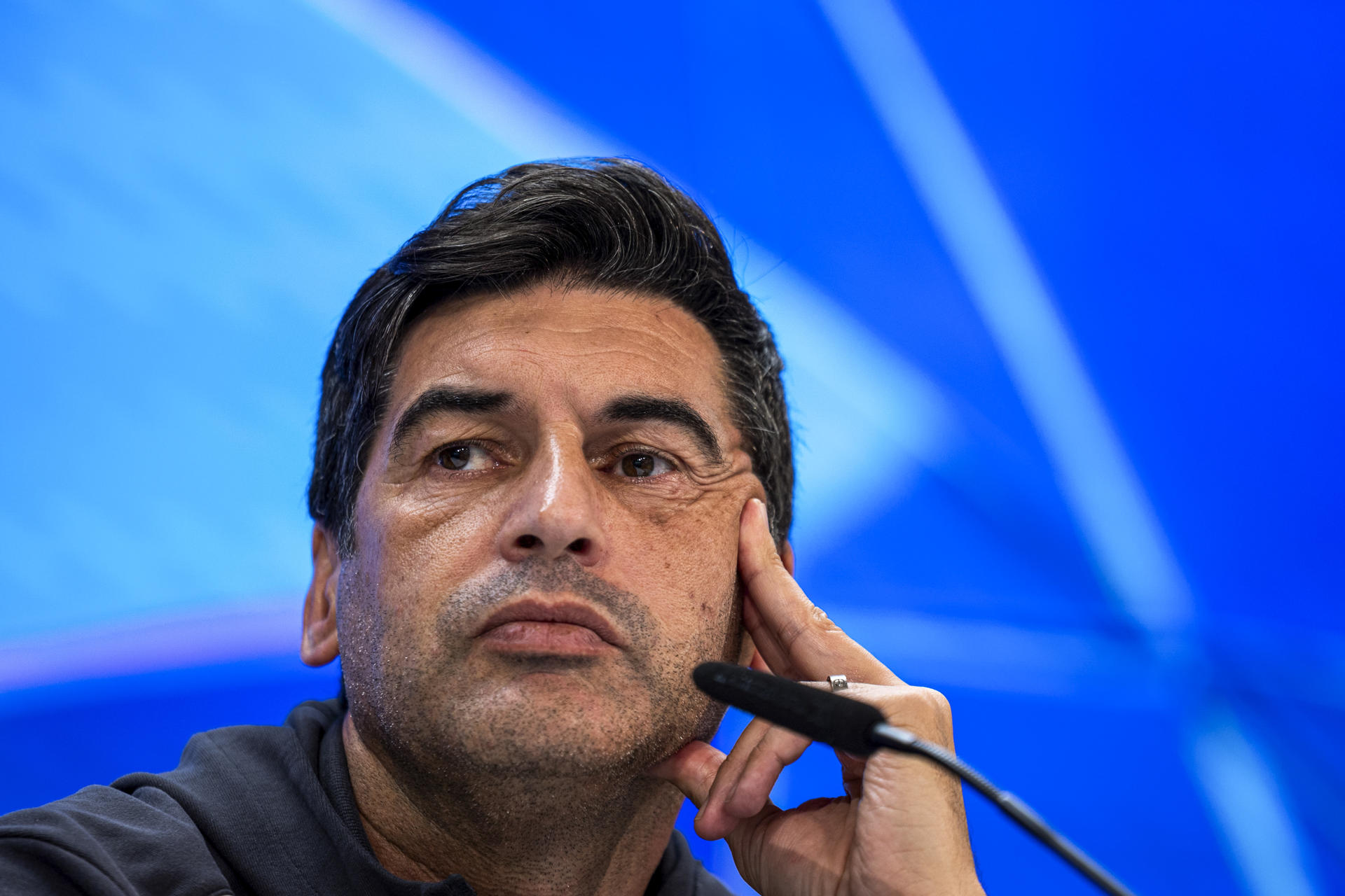 El entrenador del Milan, Paulo Fonseca, ofrece una rueda de prensa este lunes en Madrid, en la víspera de su encuentro de la Liga de Campeones ante el Real Madrid. EFE/ Daniel González