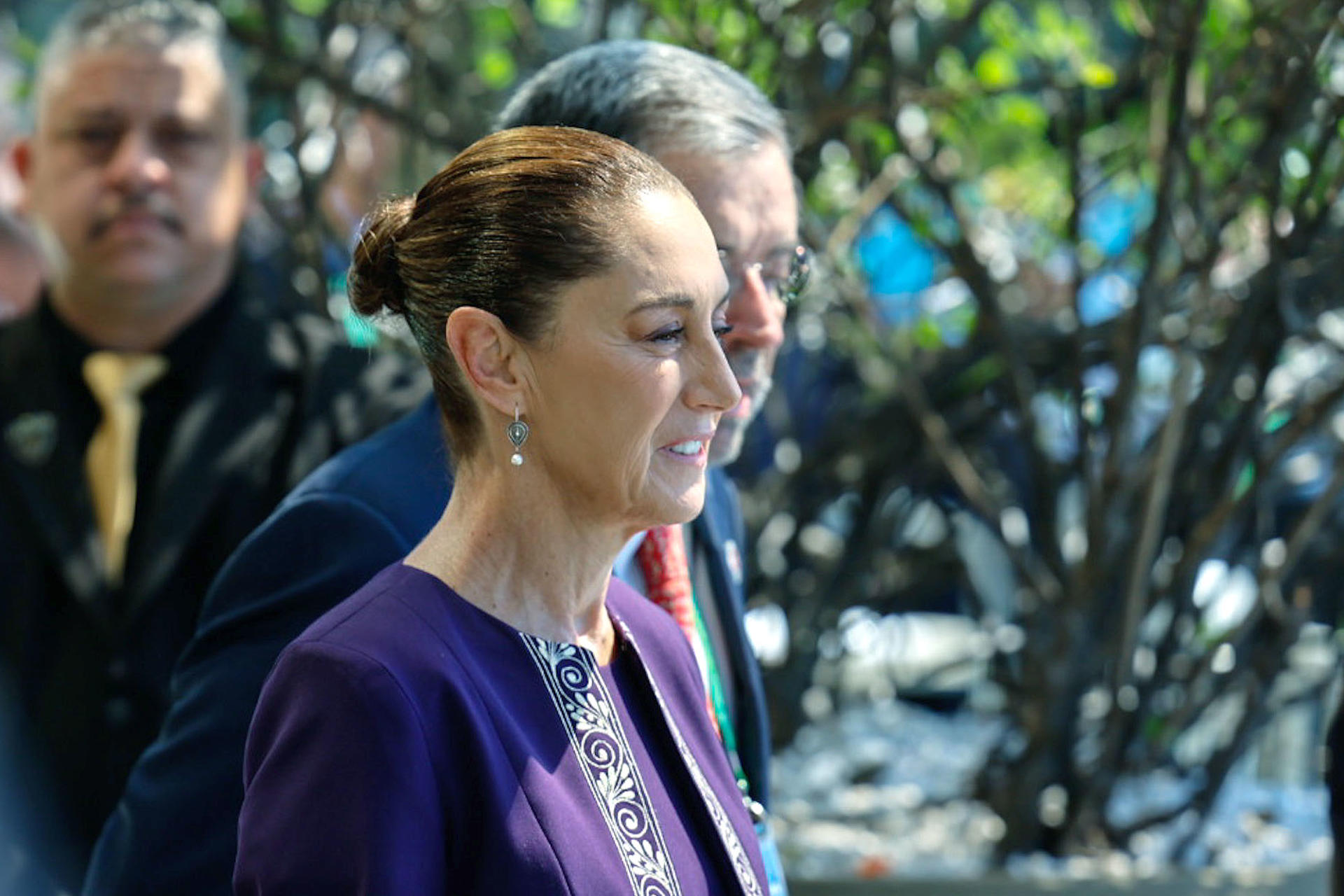 La presidenta de México Claudia Sheinbaum, camina a la salida del hotel Othon Palace, en la playa de Copacabana previo a la cumbre de G20 este lunes en Rio de Janeiro (Brasil). EFE/ Sebastiao Moreira