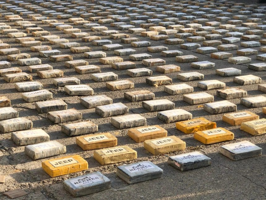 Fotografía que muestra un cargamento de droga decomisado este miércoles en Cofradía, departamento de Cortés al norte de Honduras. EFE/José Valle