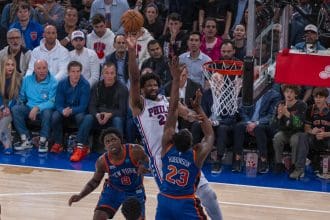 Fotografía de archivo de Joel Embiid de los 76ers (c) lanzando a la cesta en un partido de la NBA. EFE/Ángel Colmenares