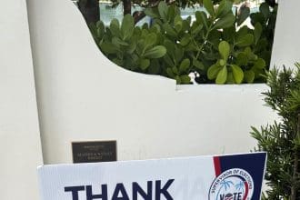 Fotografía de un cartel que agradece por votar en las elecciones presidenciales, este 5 en el Centro de recreación Morton y Barbara Mandel en Palm Beach, Florida (Estados Unidos). Decenas de simpatizantes de Donald Trump se reunieron en el centro de votación del Morton and Barbara Mandel Recreation Center, de Palm Beach (Florida, EE.UU.), para apoyarlo y acompañarlo a votar en el lugar. EFE/ Alicia Civita