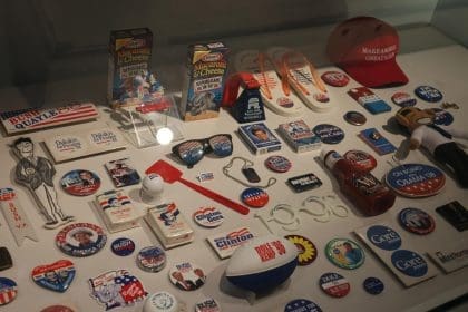 Fotografía del 30 de octubre de 2024 de objetos de una colección de cerca de 100.000 objetos utilizados en eventos políticos y campañas electorales, en Washington (EE. UU). EFE/ Octavio Guzmán