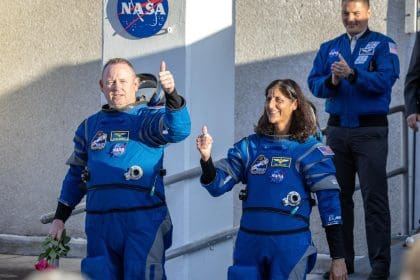 Fotografía de archivo de Butch Wilmore (izq.) y Suni Williams, ambos de la NASA, al salir del Edificio de Operaciones y Verificación Neil A. Armstrong hacia el Complejo de Lanzamiento Espacial-41 en Titusville, Florida, EE. UU., 06 de mayo de 2024. EFE/EPA/Cristobal Herrera-Ulashkevich