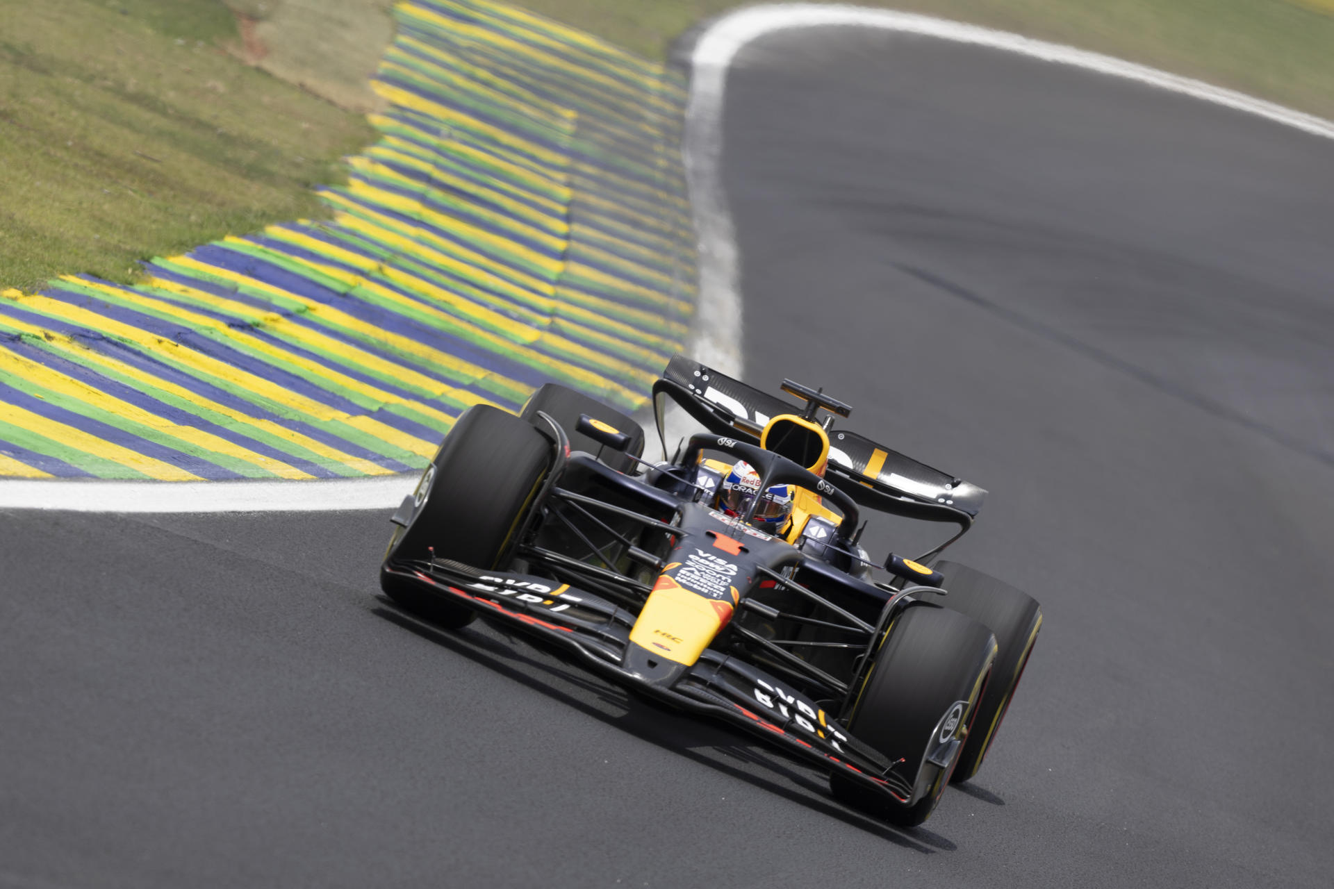 El piloto neerlandés Max Verstappen (Red Bull), líder del Mundial de Fórmula Uno, durante el Gran Premio Sao Paulo (Brasil), en el circuito de Interlagos. EFE/ Isaac Fontana