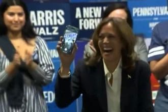 Captura de pantalla donde se observa a la vicepresidenta de EE.UU. y candidata demócrata, Kamala Harris, sosteniendo un teléfono móvil en la sede del Partido Demócrata, en la ciudad de Washington (Estados Unidos). EFE/ Pool Kamala Harris