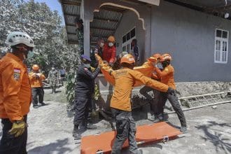 Los equipos de emergencia de Indonesia trasladan el cadáver de una víctima de la erupción del volcán Lewotobi Laki-Laki, en el este del país.
EFE/EPA/BASARNAS/HANDOUT BEST QUALITY AVAILABLEHANDOUT EDITORIAL USE ONLY/NO SALES