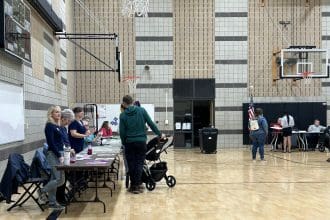 Fotografía de personas durante la votación de este martes en Estados Unidos. EFE/ Paula Escalada Medrano