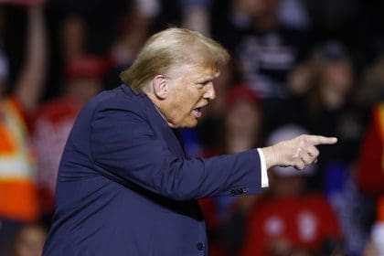 El candidato presidencial republicano Donald J. Trump habla durante un evento de campaña en el foro Fiserv en Milwaukee, Wisconsin, EE. UU., el 1 de noviembre de 2024. EFE/EPA/Jeffrey Phelps