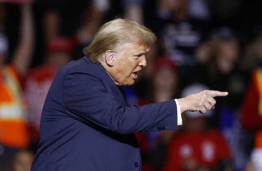 El candidato presidencial republicano Donald J. Trump habla durante un evento de campaña en el foro Fiserv en Milwaukee, Wisconsin, EE. UU., el 1 de noviembre de 2024. EFE/EPA/Jeffrey Phelps