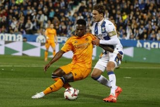 El delantero brasileño del Real Madrid, Vinicius Junior (i), protege el balón ante el defensa del Leganés, Sergio González, durante el encuentro correspondiente a la jornada 14 de Laliga EA Sports disputado entre el Leganés y el Real Madrid en el estadio de Butarque, en Leganés. EFE / J.J.Guillen.
