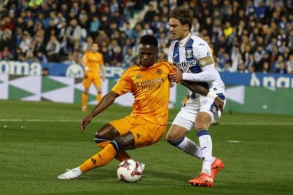 El delantero brasileño del Real Madrid, Vinicius Junior (i), protege el balón ante el defensa del Leganés, Sergio González, durante el encuentro correspondiente a la jornada 14 de Laliga EA Sports disputado entre el Leganés y el Real Madrid en el estadio de Butarque, en Leganés. EFE / J.J.Guillen.