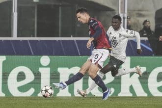 El jugador del Bolonia Nikola Moro da un pase ante Lamine Camara (d), del Mónaco, durante el partido de la UEFA Champions League que han jugado Bologna FC y AS Monaco en el Renato Dall'Ara stadium de Bolonia, Italia. EFE/EPA/ELISABETTA BARACCHI