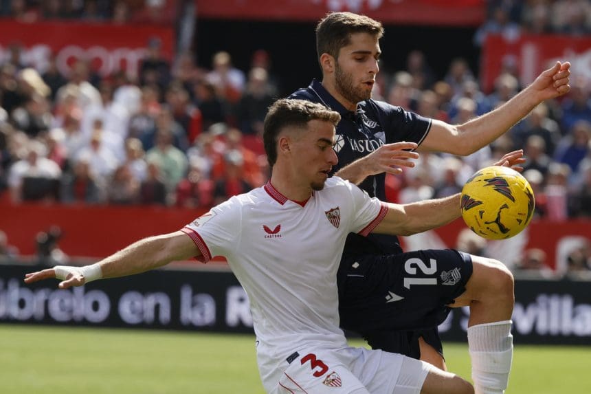 Fotografía de archivo del defensa del Sevilla Adrià Pedrosa y del centrocampista ruso de la Real Sociedad Arsen Zakharyan, durante un partido entre el Sevilla y la Real Sociedad. EFE/José Manuel Vidal