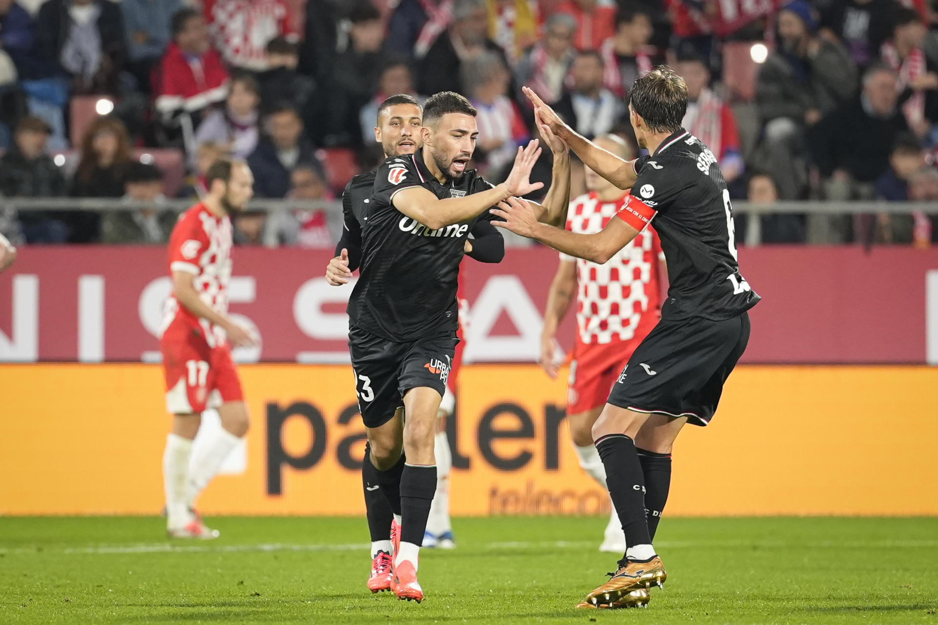 El delantro del LEganés Munir (I) celebra su gol ante el Girona durante el partido de la 12ª jornada de LaLiga que el Girona y el Leganés disputaron en el estadio de Montilivi, en Girona. EFE/David Borrat