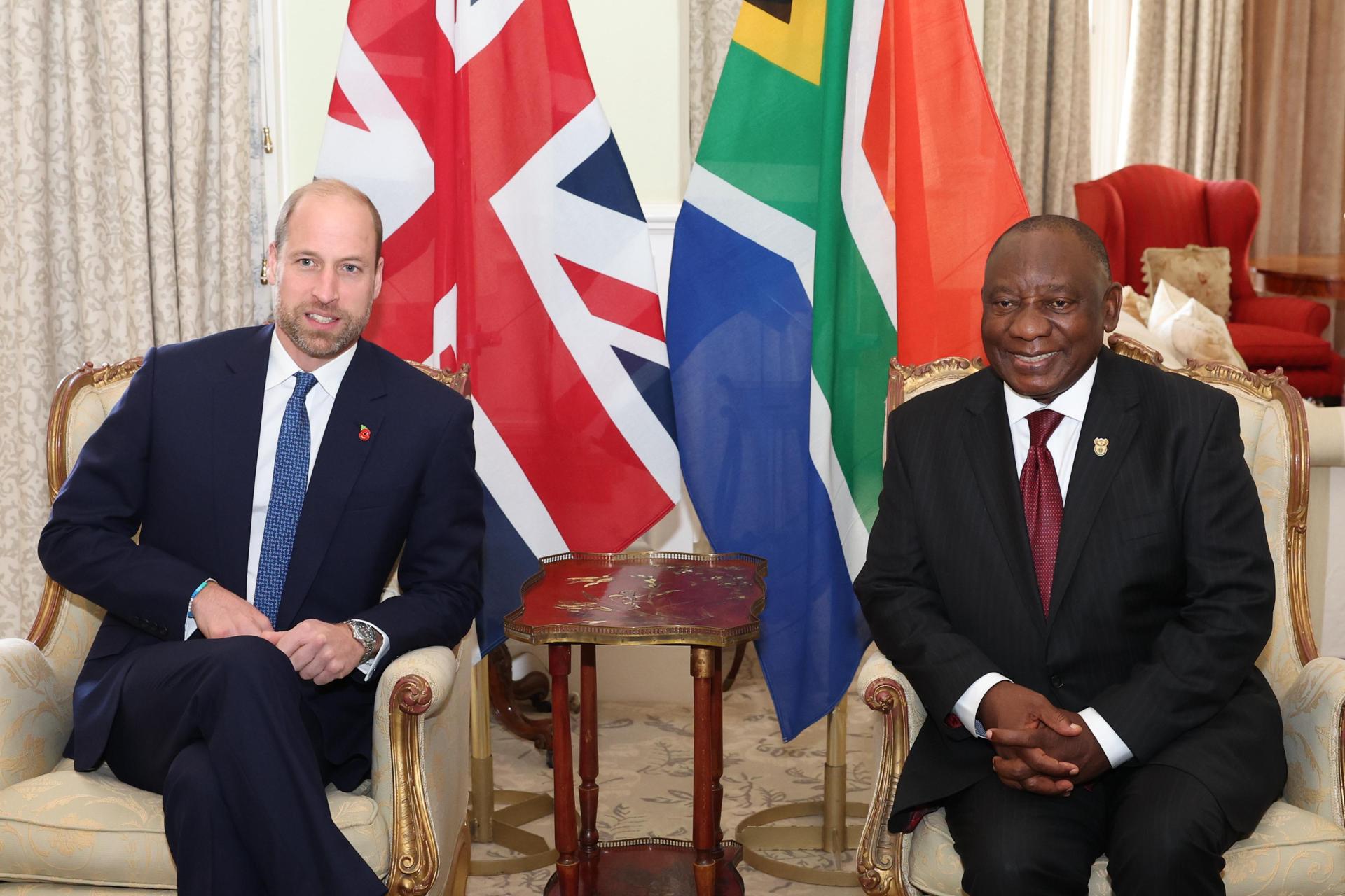 Foto proporcionada por los Servicios de Información del Gobierno del presidente sudafricano, Cyril Ramaphosa (D) y el príncipe de Gales, Guillermo (I), en Genadendal, residencia oficial del presidente en Ciudad del Cabo, Sudáfrica, el 5 de noviembre de 2024. EFE/EPA/GCIS HANDOUT HANDOUT EDITORIAL USE ONLY/NO SALES