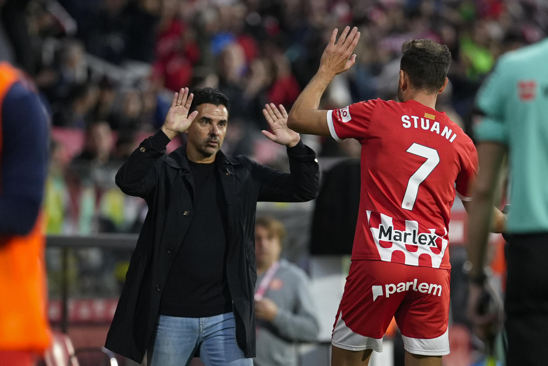 El delantro del Girona Cristhian Stuani celebra su gol con su entrenador Michel Sánchez durante el partido de la 12ª jornada de LaLiga que el Girona y el Leganés disputaron en el estadio de Montilivi, en Girona. EFE/David Borrat