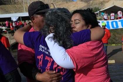 Familias se abrazan durante un evento en río Bravo este sábado, en Ciudad Juárez, estado de Chihuahua (México). EFE/ Luis Torres