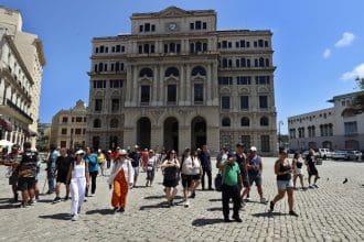 Fotografía de archivo del pasado 23 de abril de turistas que caminan por una plaza, en La Habana (Cuba). EFE/ Ernesto Mastrascusa