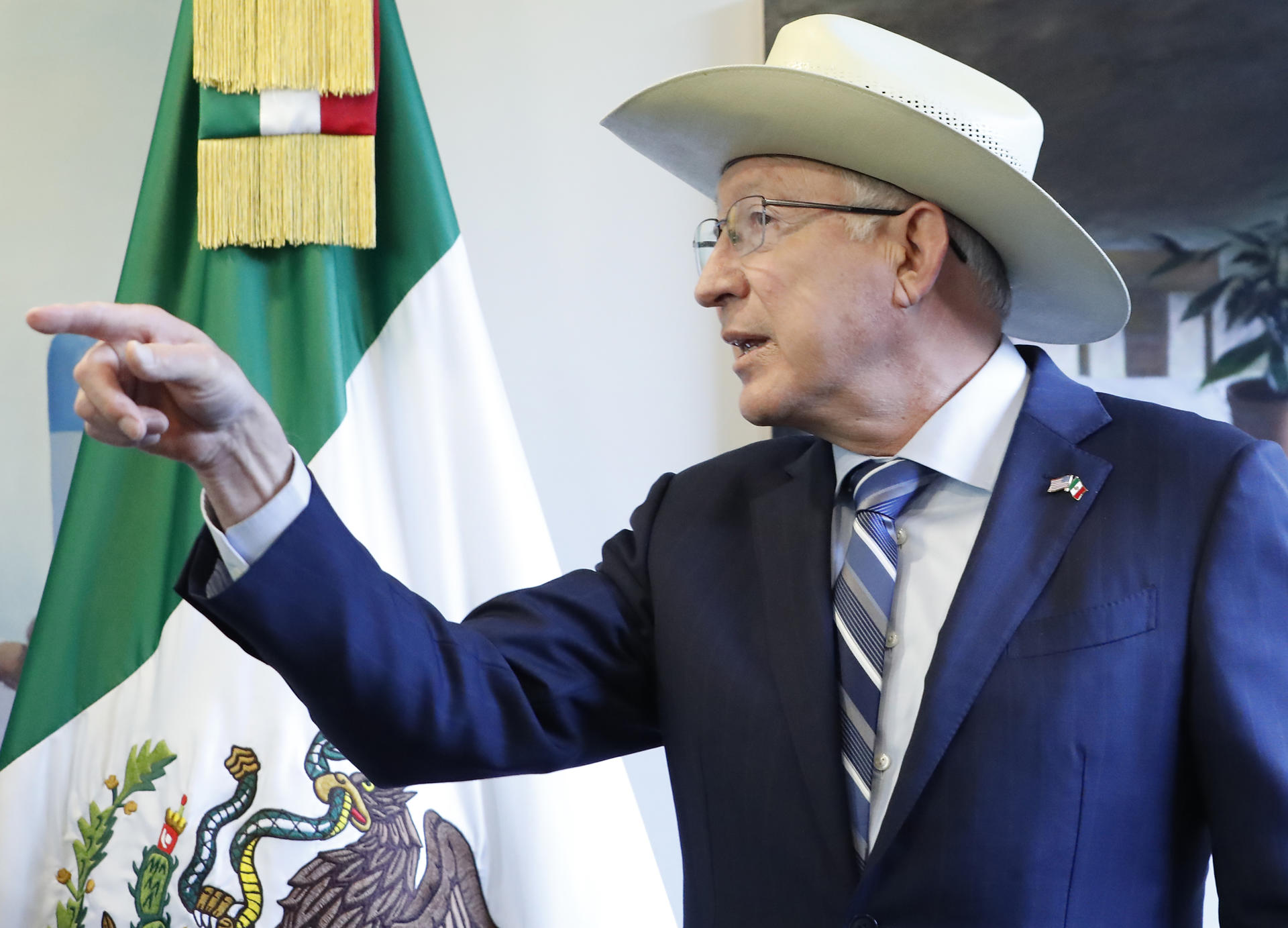 El embajador de Estados Unidos en México, Ken Salazar, habla durante una conferencia de prensa este miércoles, en Ciudad de México (México). EFE/ Mario Guzmán