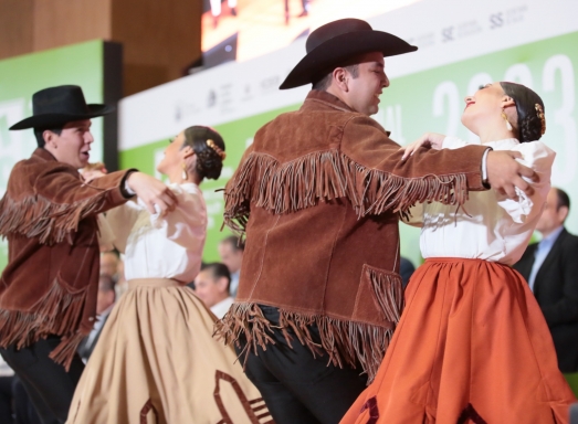 La contradanza, un baile que une generaciones