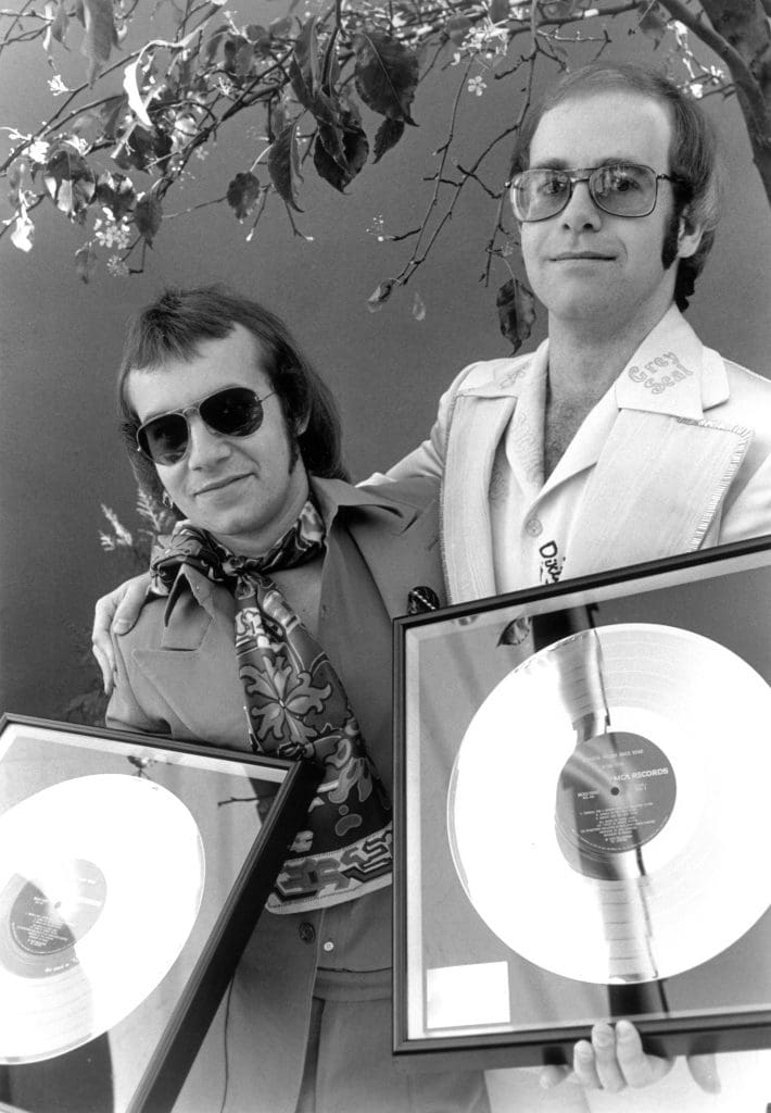 Elton John no solo marcó una era con su música durante su juventud, sino que también encontró nuevos horizontes al componer para películas animadas como El Rey León, que le valió su primer Óscar, y para musicales de Broadway, donde obtuvo un premio Tony.