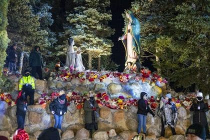 Chicago: Fieles desafían el frío en Des Plaines