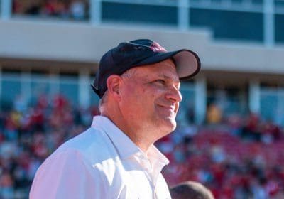 Rich Rodríguez regresa a West Virginia como entrenador en jefe