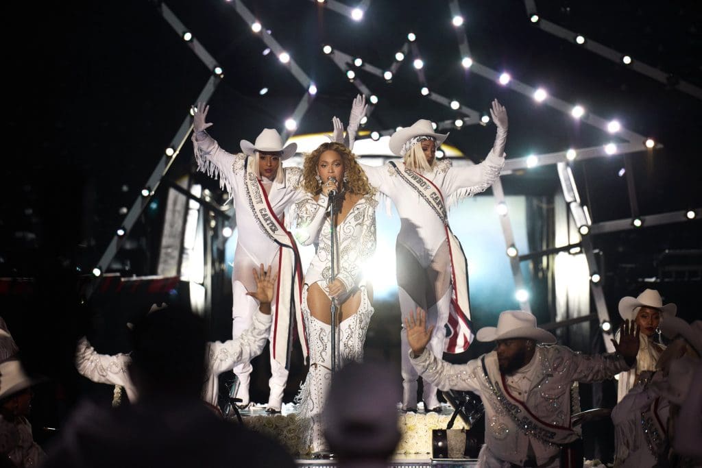 El Halftime Show navideño de Beyoncé brilla en la NFL