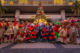 Encienden árbol navideño y abren pista de hielo en Culiacán