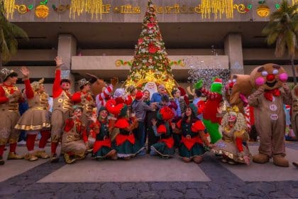 Encienden árbol navideño y abren pista de hielo en Culiacán