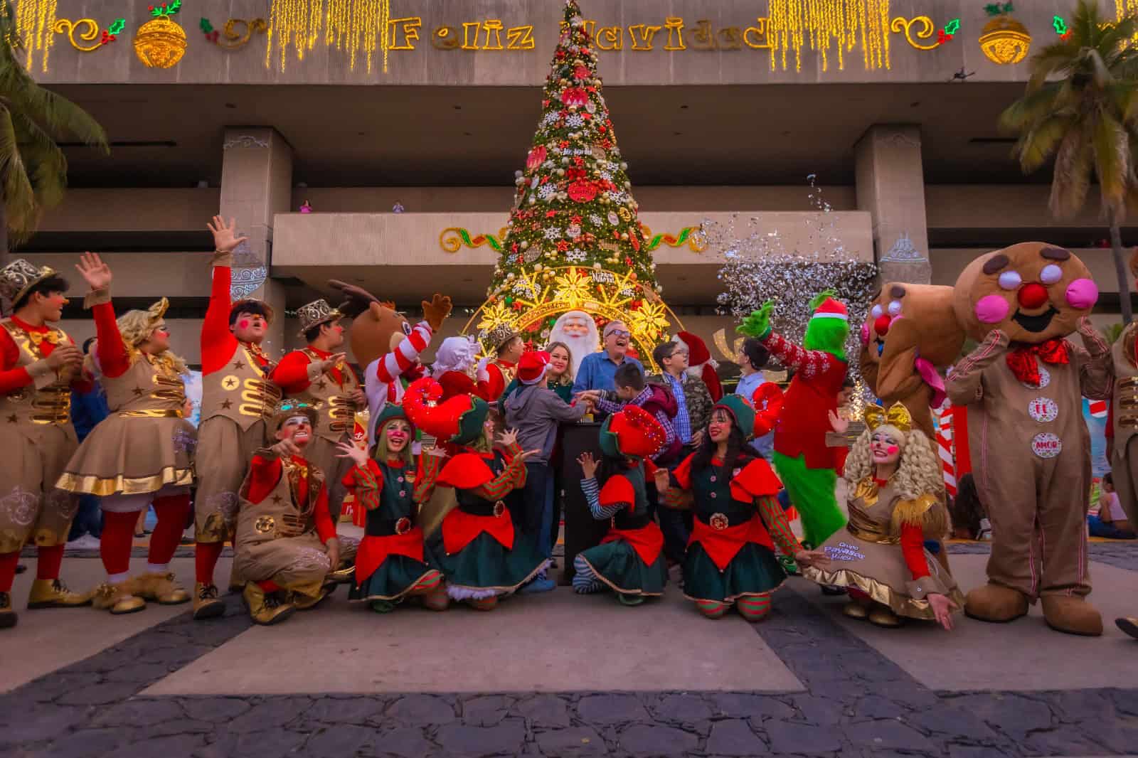 Encienden árbol navideño y abren pista de hielo en Culiacán