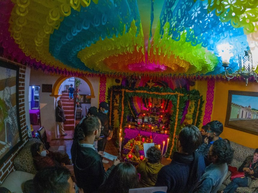 Habitantes de naolinco llevan a cabo la tradicional Cantada de Día de Muertos