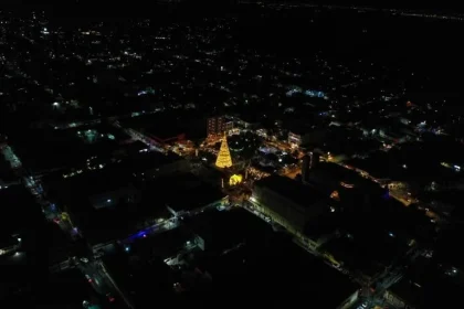 Reynosa luce el pino de Navidad más alto de México
