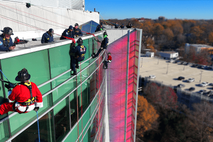 Charlotte: Bomberos hacen rappel como personajes navideños