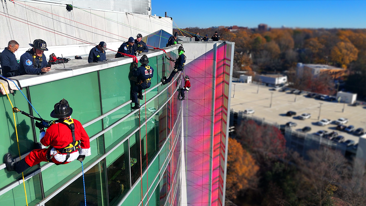 Charlotte: Bomberos hacen rappel como personajes navideños